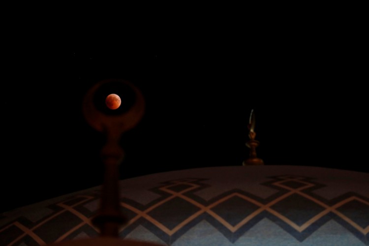 Lua vista durante o eclipse sobre a mesquita do Rei Abdullah, em Amã, na Jordânia 