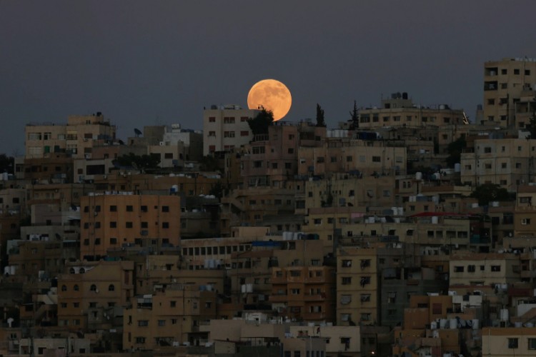 Eclipse lunar visto na cidade de Amã, na Jordânia