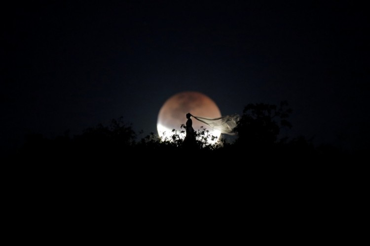 Noiva posa durante o eclipse em Brasília