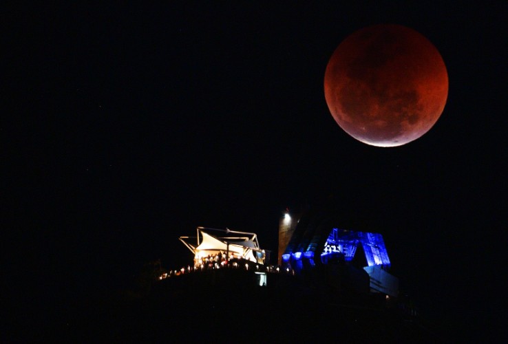 Lua de Sangue durante eclipse vista sobre o Pão de Açúcar, no Rio de Janeiro