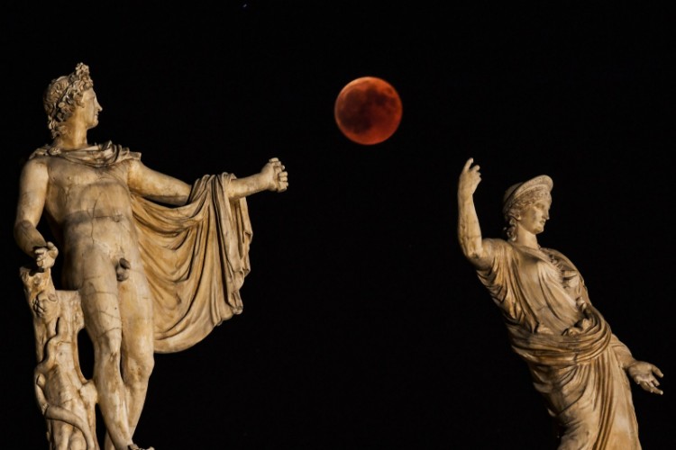Eclipse da Lua de Sangue visto entre as estátuas de Hera e Apolo em Atenas, na Grécia