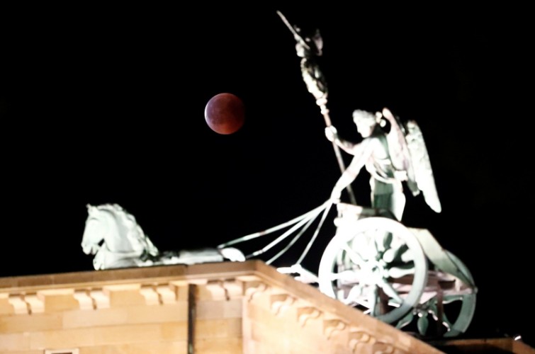 Eclipse lunar visto sobre o Portão de Brandemburgo, em Berlim