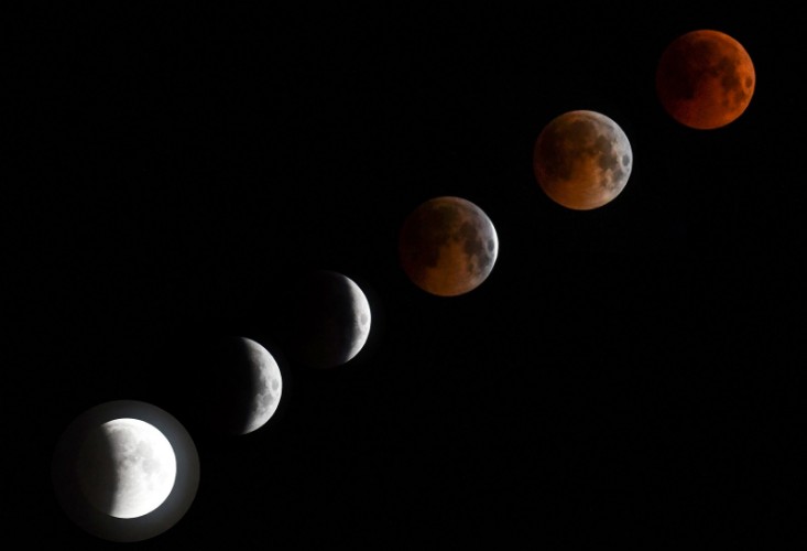 Montagem com seis fotos mostra a evolução do eclipse parcial ao total com Lua de Sangue