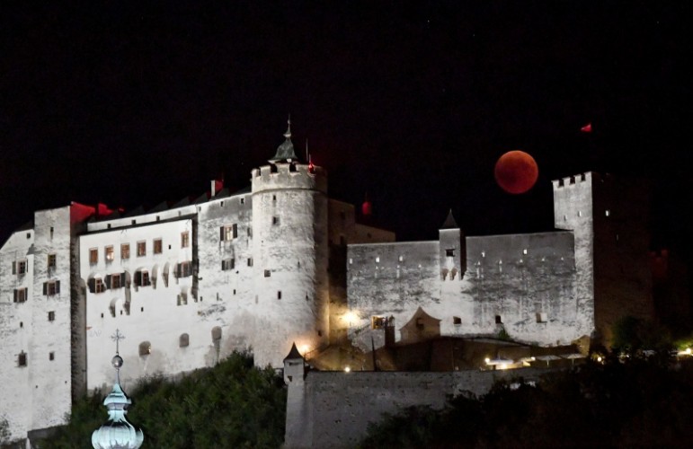 Em Salzburgo, na Áustria, lua de sangue é vista sobre castelo