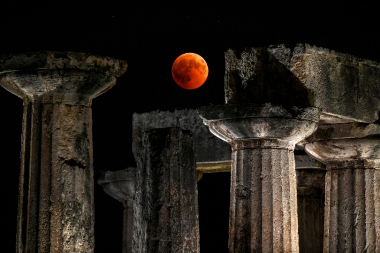 Eclipse da lua de sangue visto sobre as ruínas do templo de Apolo em Corinto, na Grécia
