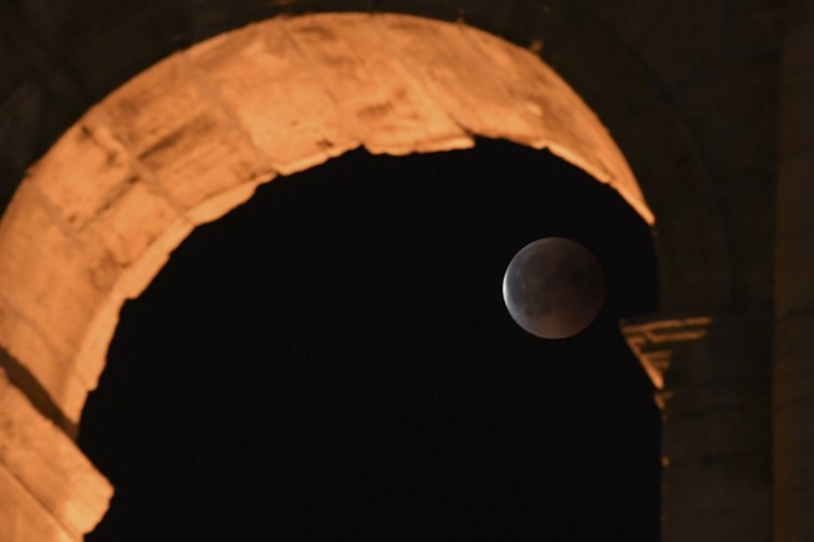 Em Roma na Itália, vão do Coliseu vira moldura para o eclipse