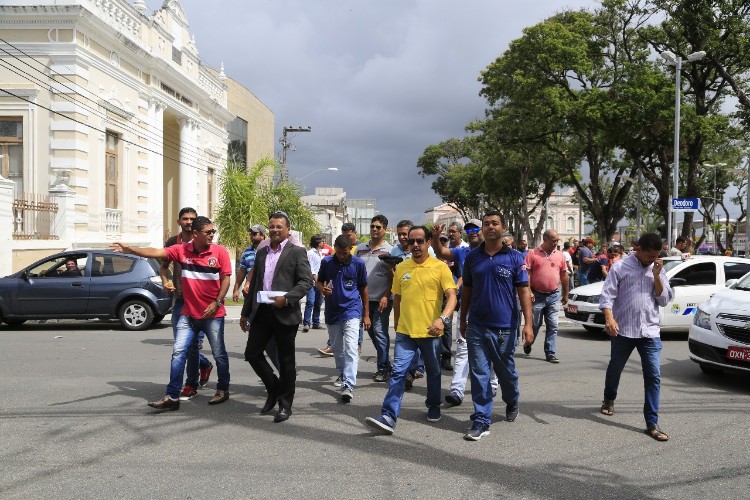Taxistas pedem para atuarem como "Táxi Lotação" 