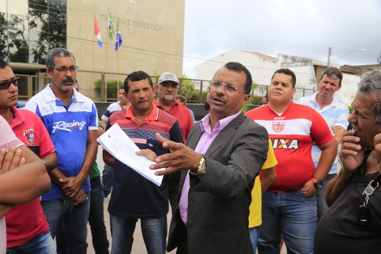Taxistas pedem para atuarem como "Táxi Lotação" 
