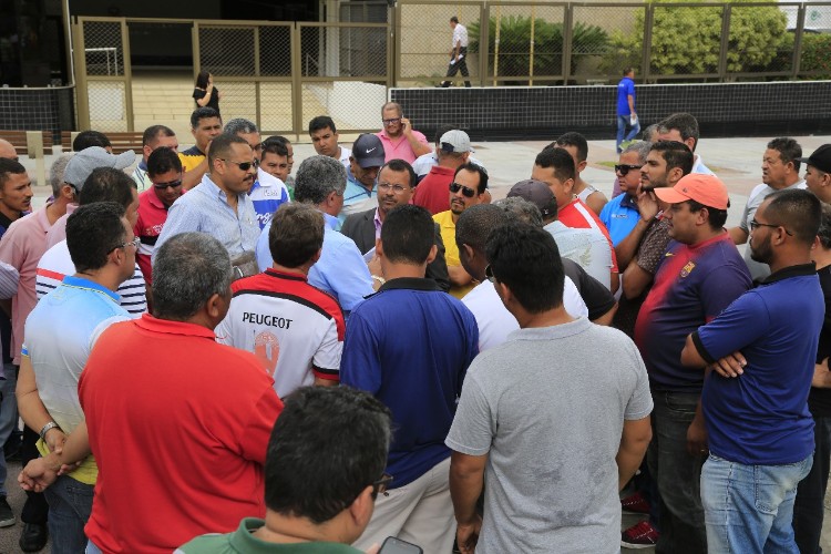 Taxistas pedem para atuarem como "Táxi Lotação" 