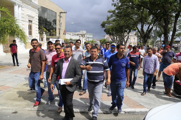Taxistas pedem para atuarem como "Táxi Lotação" 