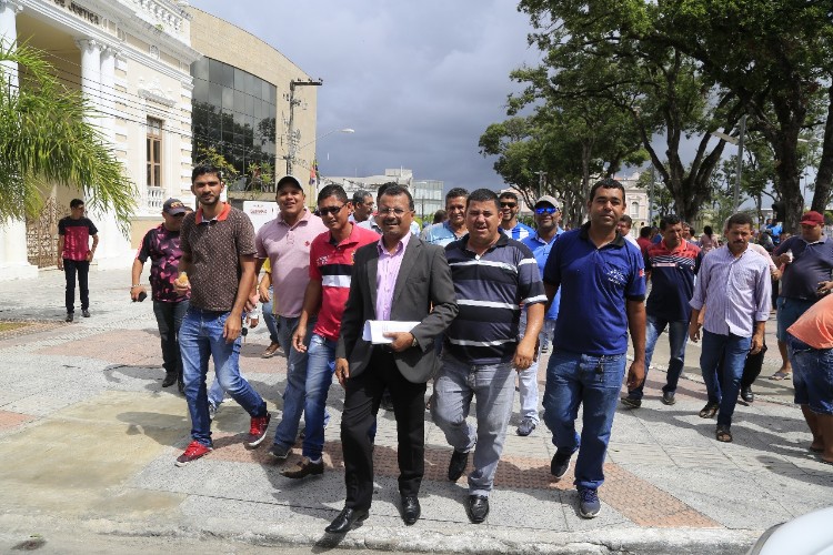 Taxistas pedem para atuarem como "Táxi Lotação" 