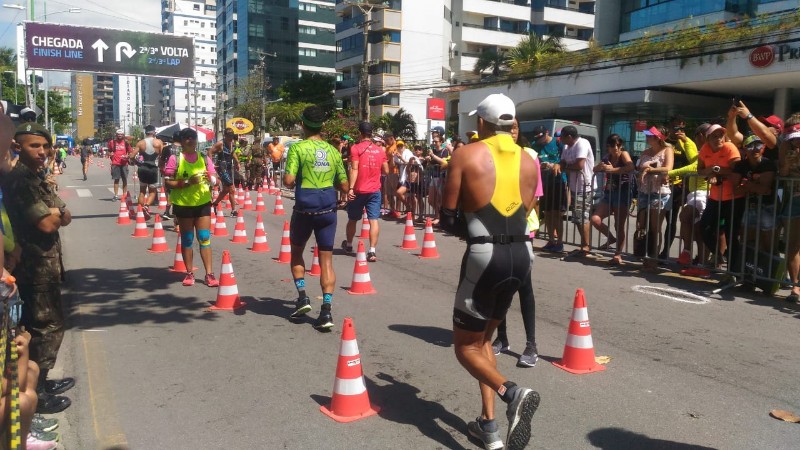 Atletas de 14 países participam da disputa neste domingo (5)