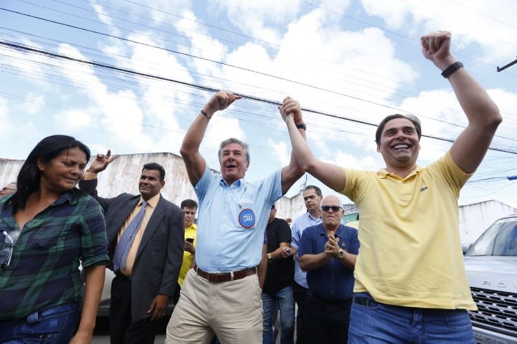 Collor recebe o carinho de filiados durante convenção