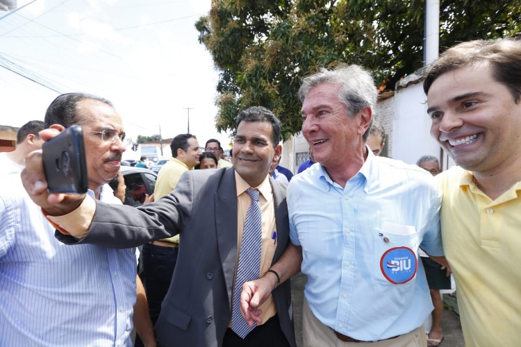 Collor recebe o carinho de filiados durante convenção