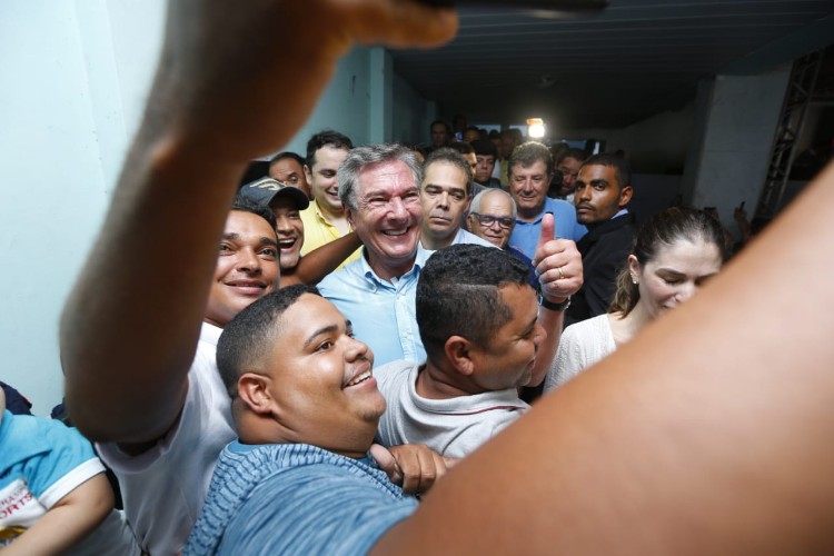 Collor recebe o carinho de filiados durante convenção
