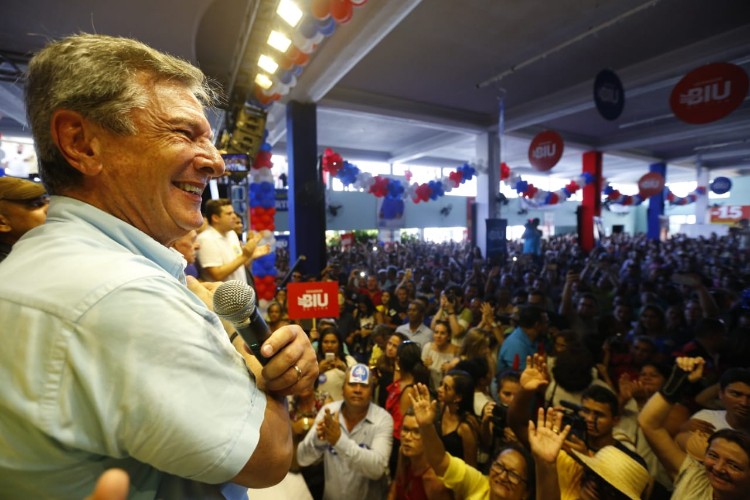 Collor recebe o carinho de filiados durante convenção
