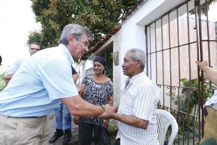 Collor recebe o carinho de filiados durante convenção