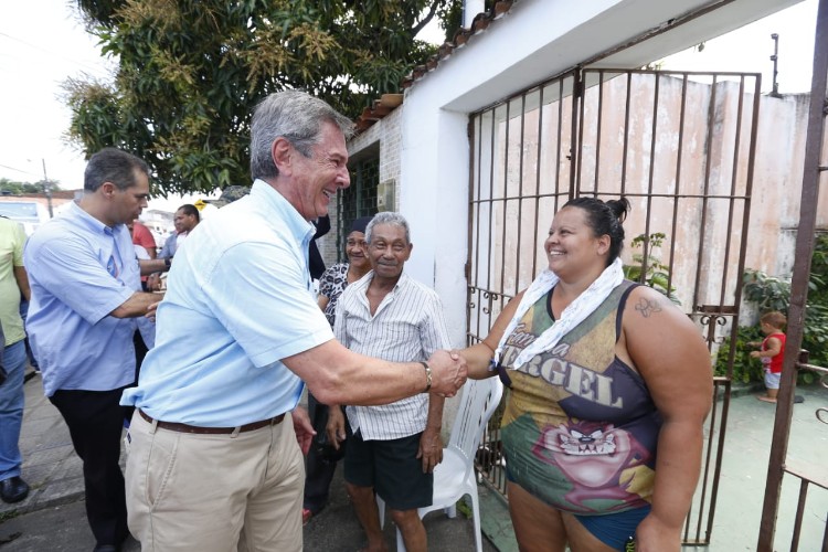 Collor recebe o carinho de filiados durante convenção
