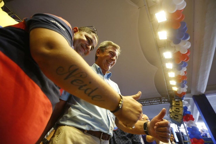 Collor recebe o carinho de filiados durante convenção