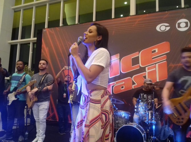 Samara Souto faz pocket show em Maceió
