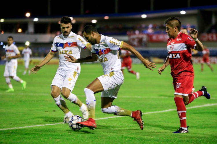 O CRB recebeu o líder da competição, o Fortaleza, no Estádio Rei Pelé
