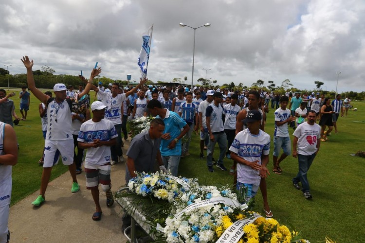 Enterro aconteceu no cemitério Parque Maceió, no Benedito Bentes