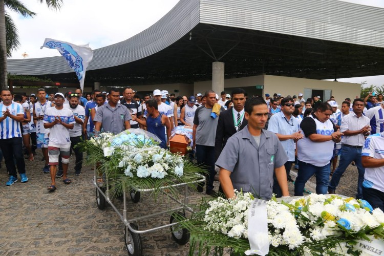Enterro aconteceu no cemitério Parque Maceió, no Benedito Bentes