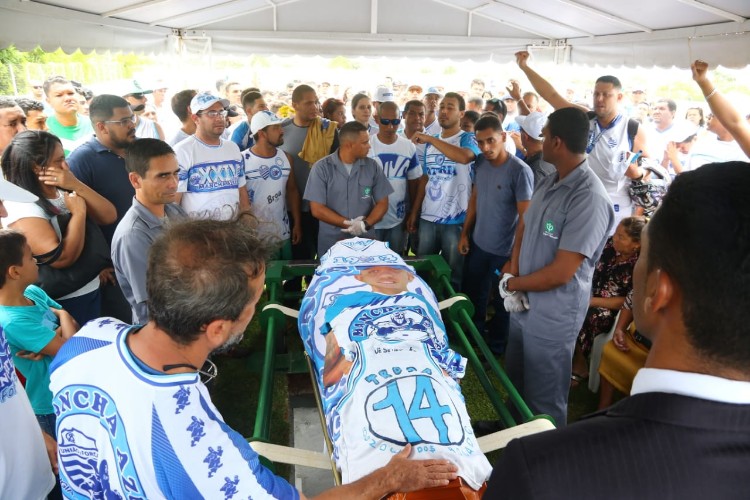 Enterro aconteceu no cemitério Parque Maceió, no Benedito Bentes