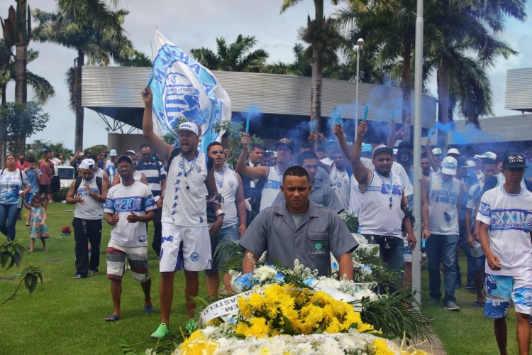 Enterro aconteceu no cemitério Parque Maceió, no Benedito Bentes