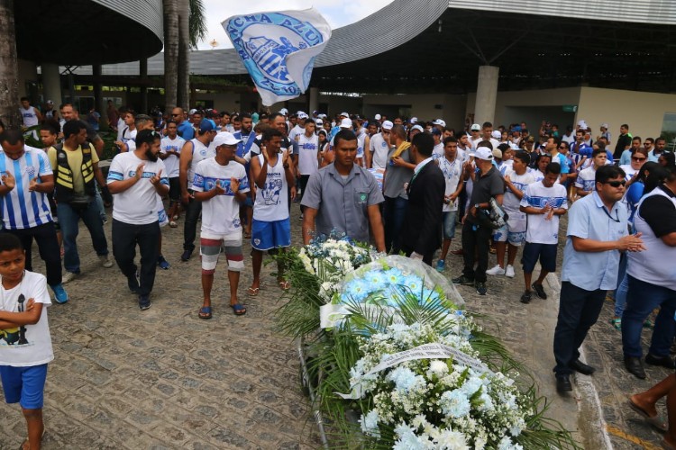 Enterro aconteceu no cemitério Parque Maceió, no Benedito Bentes