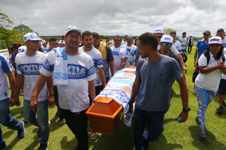 Enterro aconteceu no cemitério Parque Maceió, no Benedito Bentes