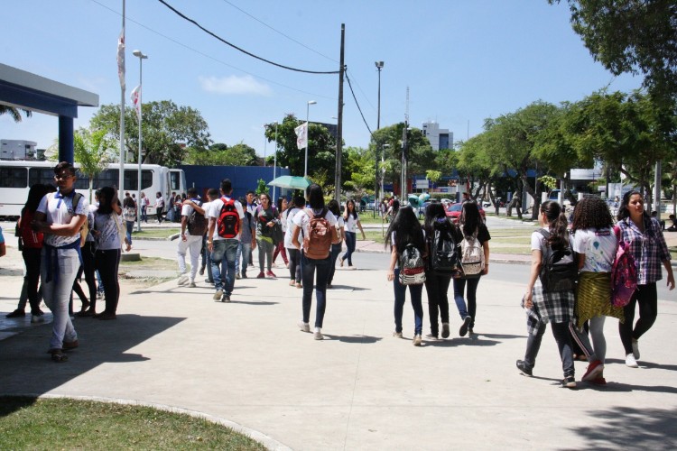 Professores e estudantes reprovam política do ensino público estadual