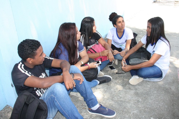 Professores e estudantes reprovam política do ensino público estadual
