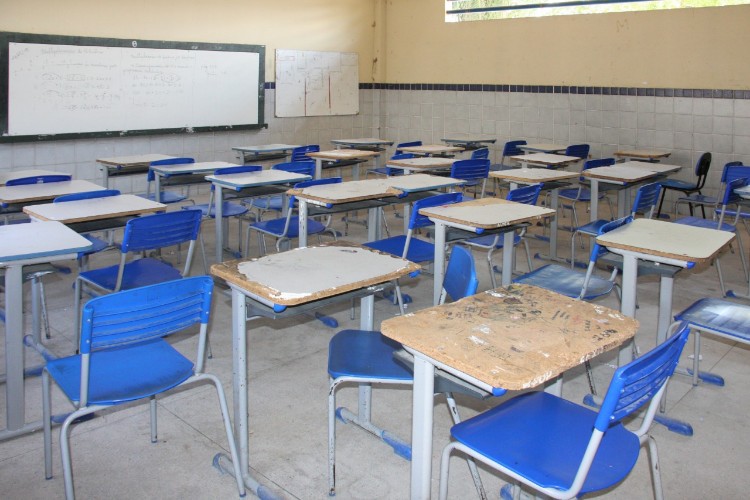 Professores e estudantes reprovam política do ensino público estadual