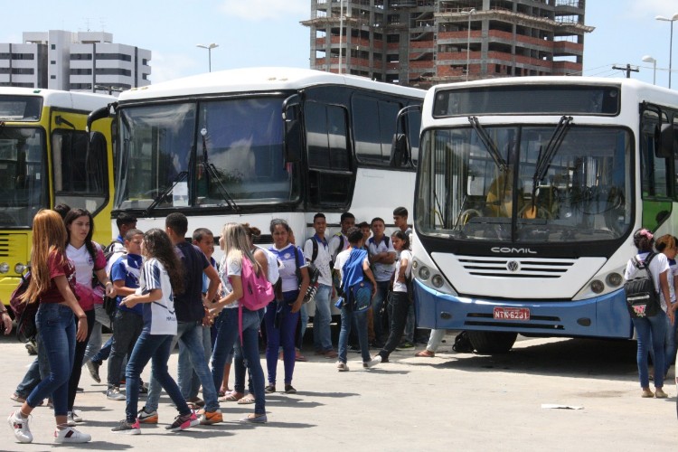 Professores e estudantes reprovam política do ensino público estadual