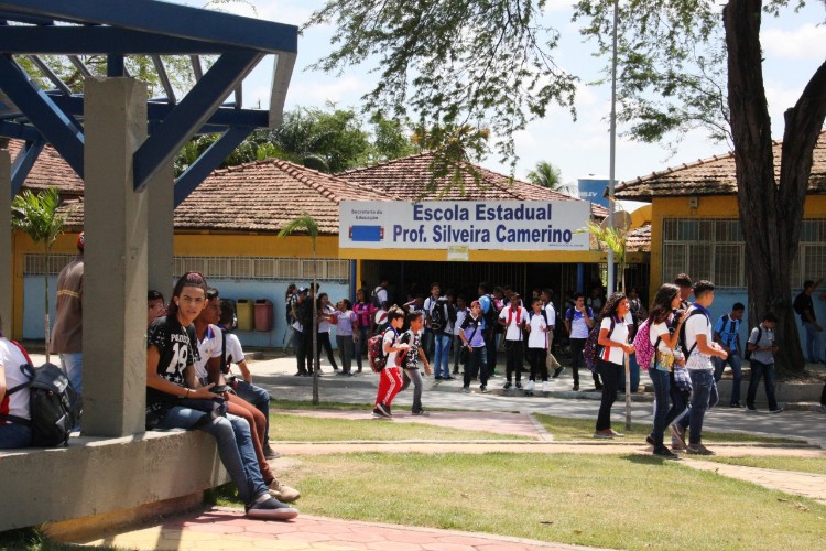 Professores e estudantes reprovam política do ensino público estadual