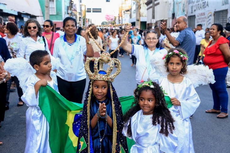 Milhares de fiéis acompanham procissão de Nossa Senhora dos Prazeres