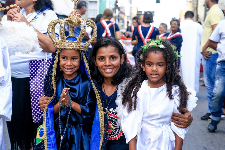 Milhares de fiéis acompanham procissão de Nossa Senhora dos Prazeres