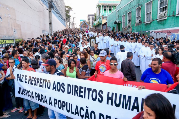 Milhares de fiéis acompanham procissão de Nossa Senhora dos Prazeres
