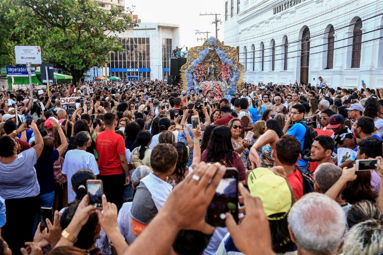 Milhares de fiéis acompanham procissão de Nossa Senhora dos Prazeres