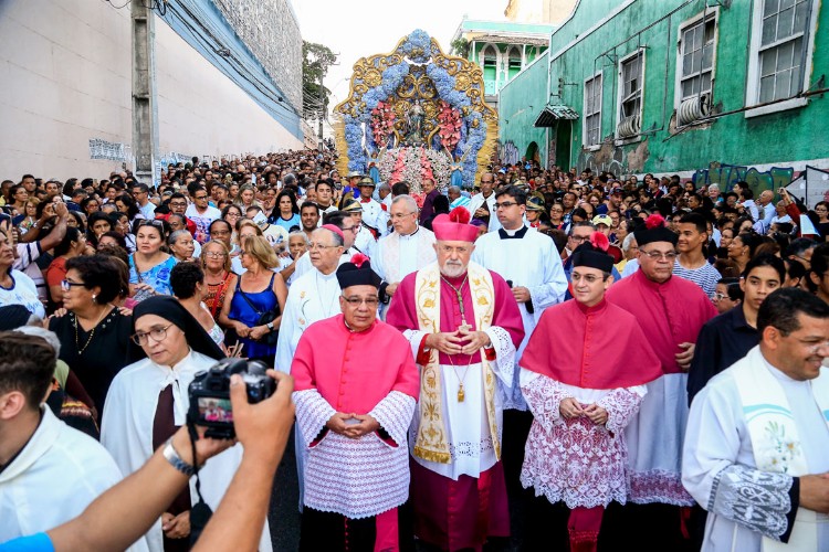 Milhares de fiéis acompanham procissão de Nossa Senhora dos Prazeres