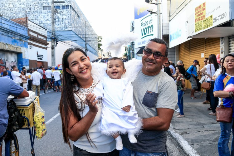 Milhares de fiéis acompanham procissão de Nossa Senhora dos Prazeres