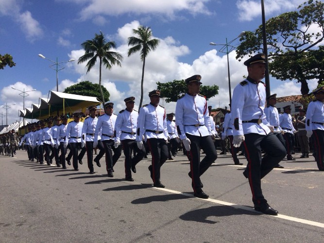Desfile contou com honras civis e militares próximo ao Memorial à República, no Jaraguá