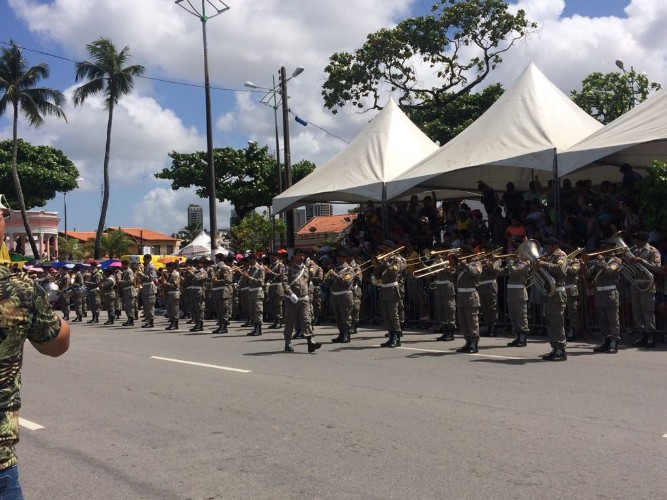 Desfile contou com honras civis e militares próximo ao Memorial à República, no Jaraguá