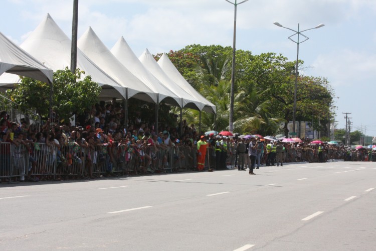 Desfile contou com honras civis e militares próximo ao Memorial à República, no Jaraguá