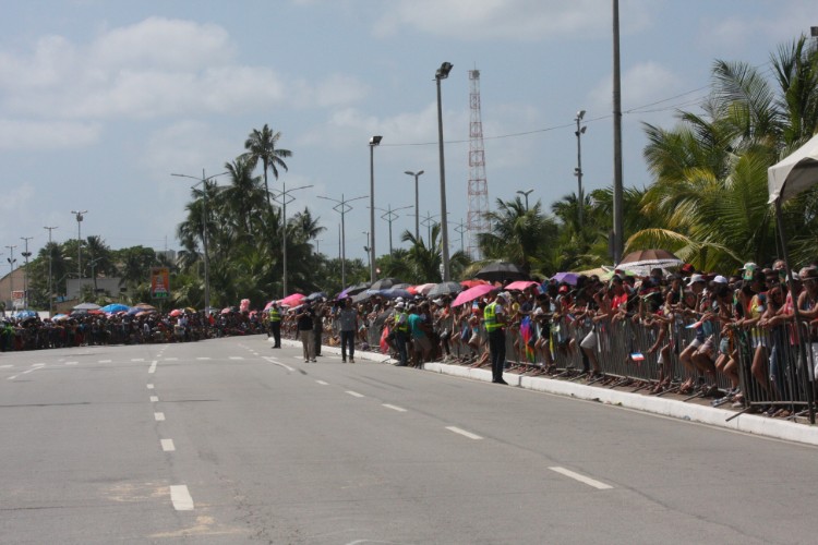 Desfile contou com honras civis e militares próximo ao Memorial à República, no Jaraguá