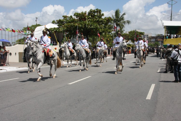Desfile contou com honras civis e militares próximo ao Memorial à República, no Jaraguá
