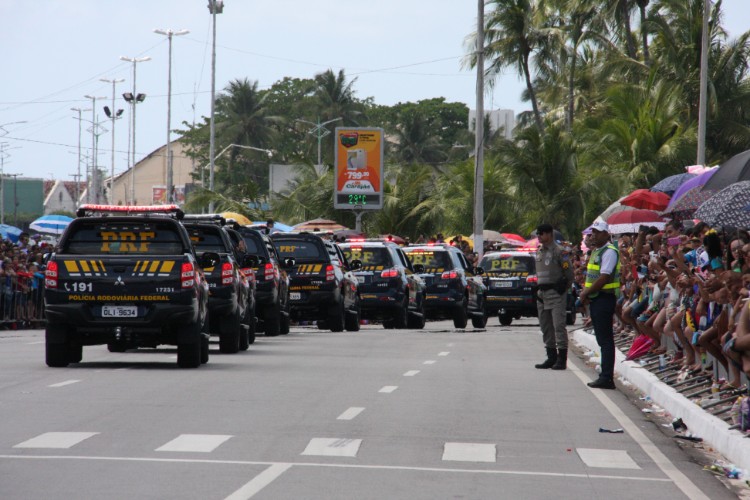 Desfile contou com honras civis e militares próximo ao Memorial à República, no Jaraguá