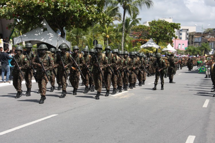 Desfile contou com honras civis e militares próximo ao Memorial à República, no Jaraguá