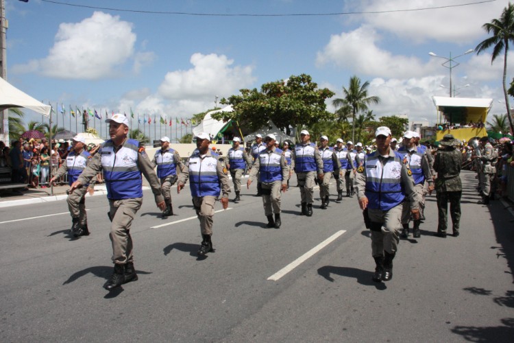 Desfile contou com honras civis e militares próximo ao Memorial à República, no Jaraguá